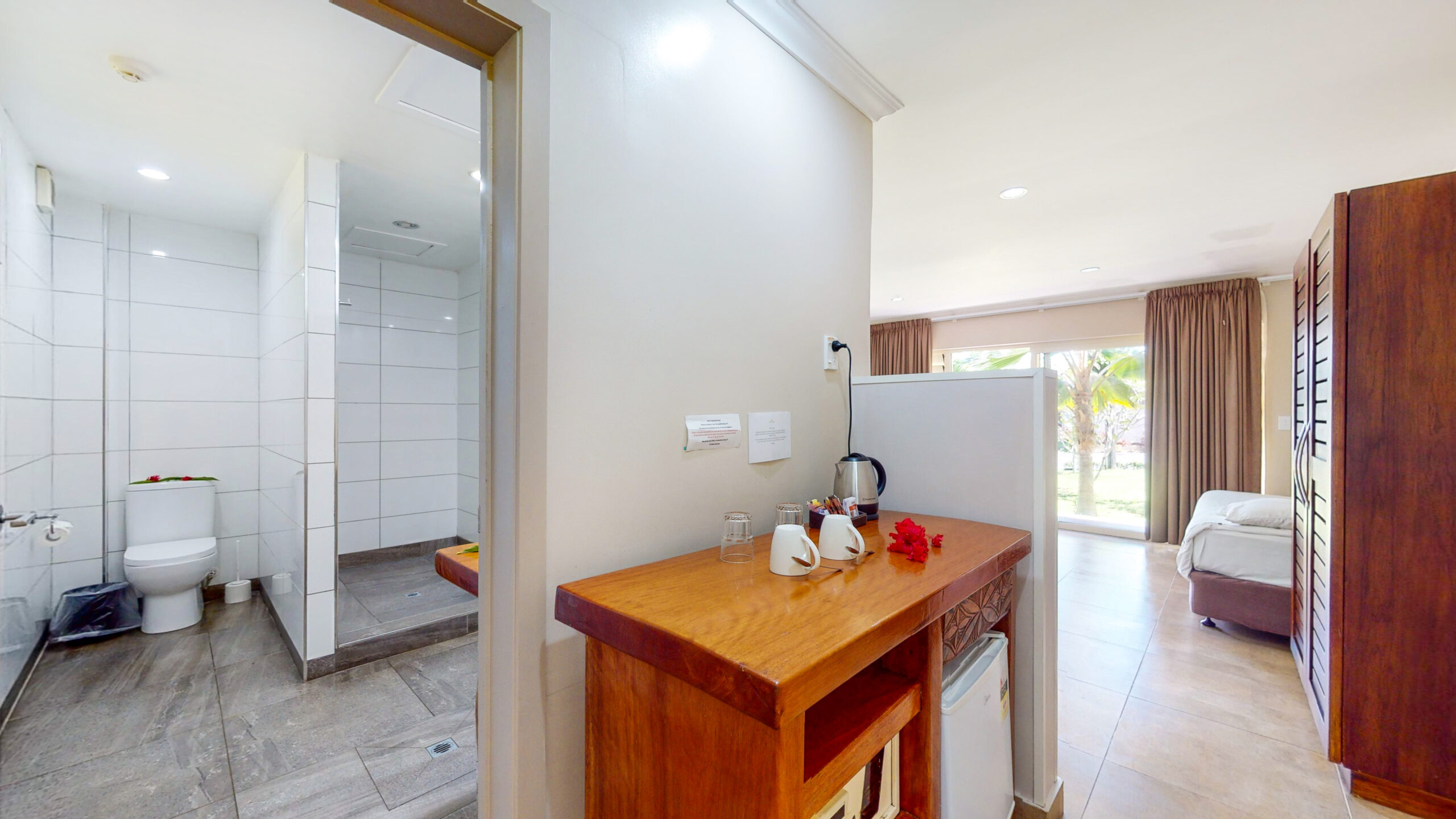 Deluxe hotel room bathroom at Saletoga Sands